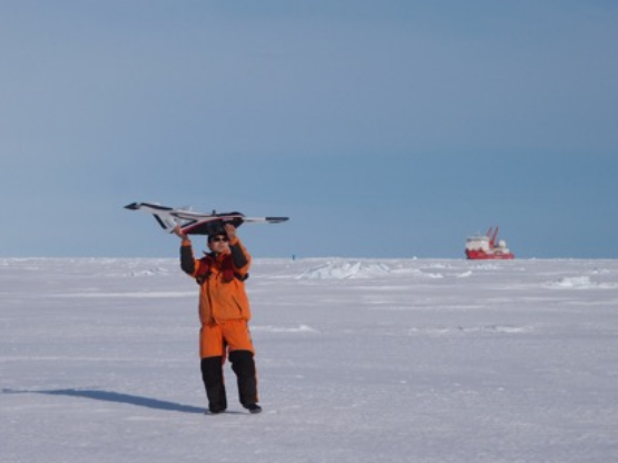 第33次南極考察的科研人員進行冰面無人機作業 第33次南極考察的科研人員進行冰面無人機作業